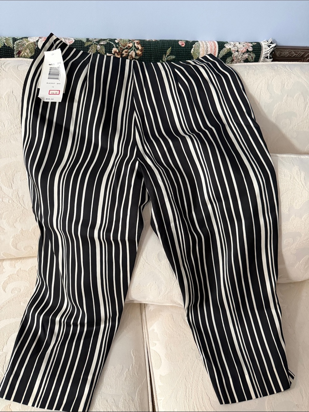 Women’s wide-leg, ankle-length pants